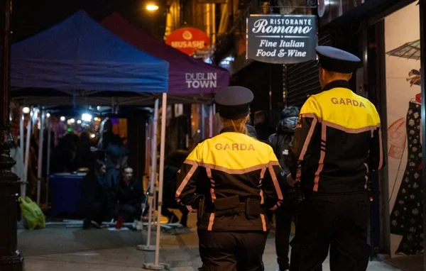 Patrouille de gardas de nuit dans une rue commerçante de Dublin.