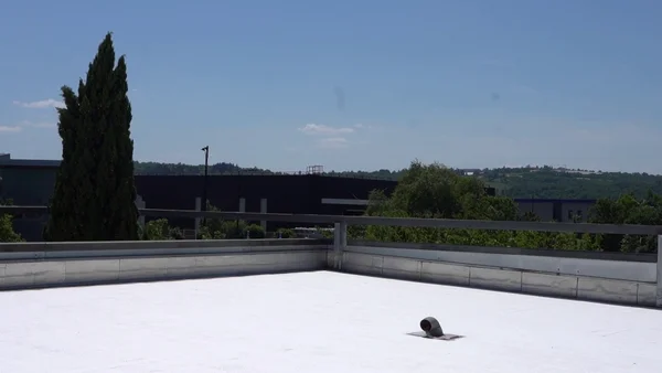 Toit blanc équipé d’un évent, exemple de toiture rafraîchissante face aux fortes chaleurs.