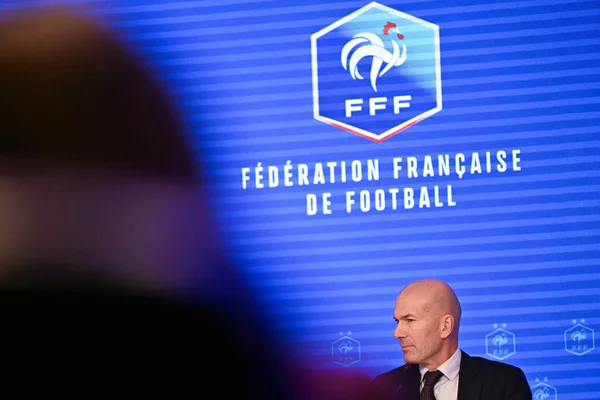 Zinédine Zidane s'adressant à la presse lors de sa nomination.