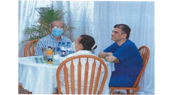 Image de basse résolution montrant trois personnes masquées autour d'une table, diffusée par le Nicaragua après l'enlèvement de l'évêque.