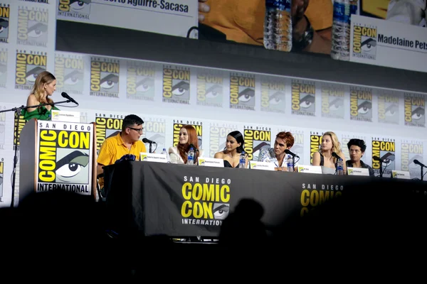 Le casting de Riverdale et le créateur Roberto Aguirre-Sacasa au Comic-Con de San Diego en 2019.