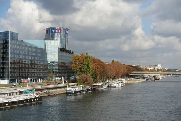Le siège du groupe TF1 à Boulogne-Billancourt, vu depuis les berges de la Seine.