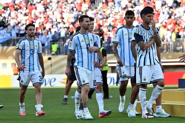 Lionel Messi et ses coéquipiers argentins marchant sur le terrain lors d'un match.