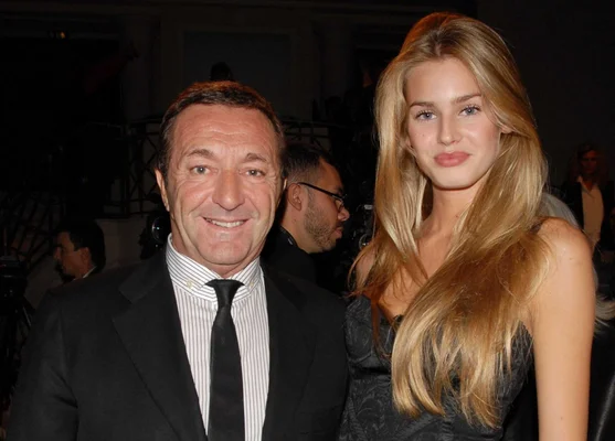 Gérald Marie et une femme blonde lors d'un événement intérieur.
