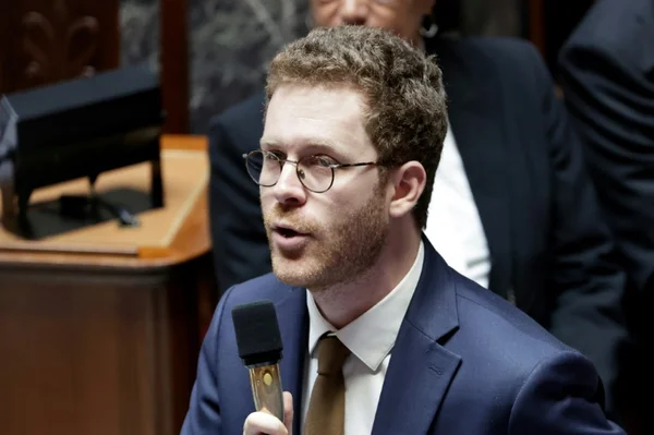Un ministre s’exprimant lors d’une audition parlementaire sur le gel de crédits.