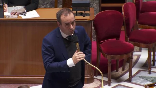 Sébastien Lecornu s'adressant à l'Assemblée nationale.