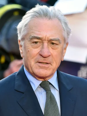 Robert De Niro en costume lors d'un événement.