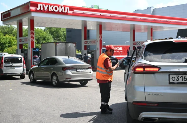 Pompiste à une station Lukoil, symbole des tensions autour de la distribution de carburant.