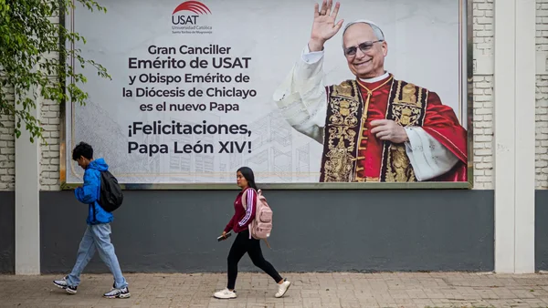 Panneau publicitaire au Pérou félicitant le pape Léon XIV, nouveau souverain pontife.