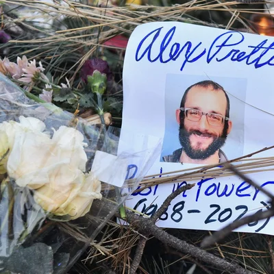 Mémorial pour Alex Pretti avec portrait et fleurs.