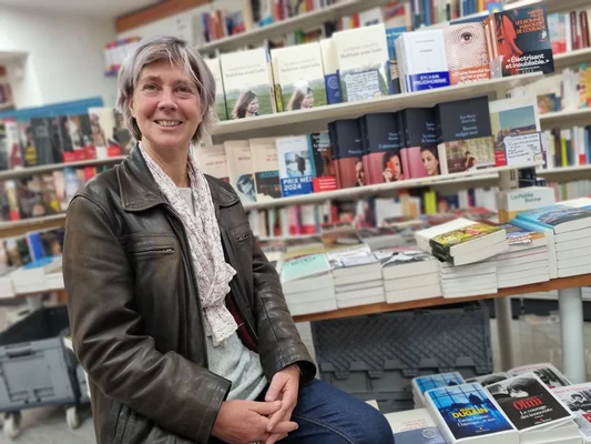 Sandrine Collette, finaliste du prix Goncourt, dans une librairie.