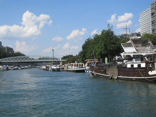 Le canal Saint-Martin, lieu des méfaits présumés de Hamza F., avec ses bateaux et ses ponts pittoresques.