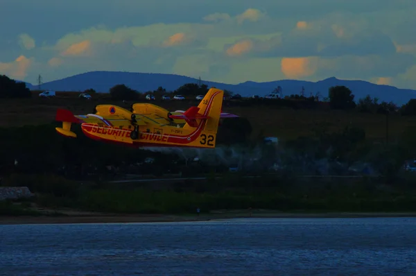 Décollage du Canadair CL-415 (F-ZBFS) du lac de Villeneuve-de-la-Raho au crépuscule.