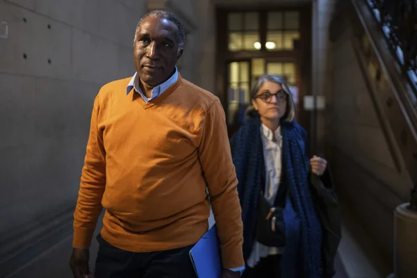 Eugène Rwamucyo, l'ex-médecin rwandais condamné à 27 ans de prison, dans un couloir.