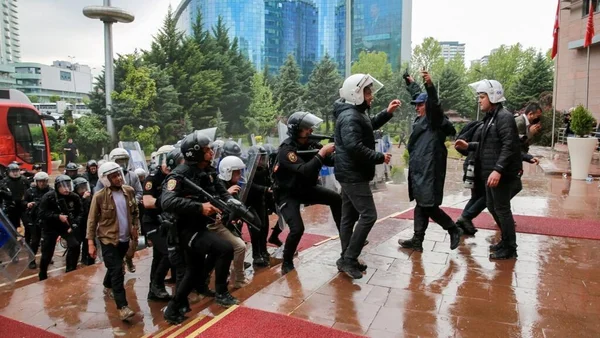 Affrontements entre la police anti-émeute et des civils devant le siège du CHP à Ankara