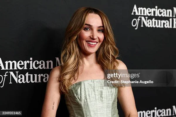 Chloe Fineman posant devant l'American Museum of Natural History.