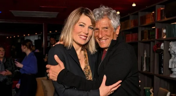 Nagui et Mélanie Page lors d'un événement en intérieur.