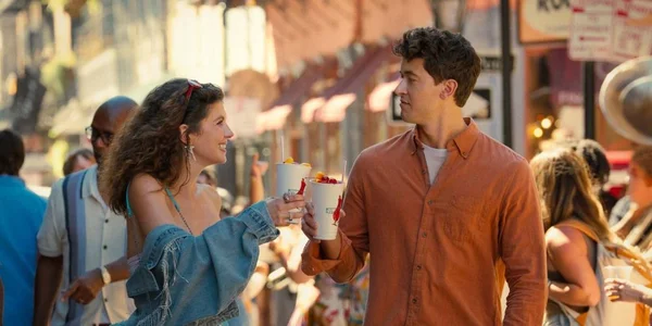Scène de l'adaptation Netflix du best-seller d'Emily Henry, People We Meet on Vacation, montrant les acteurs en promenade.