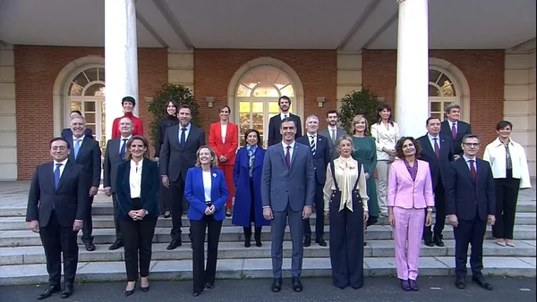 Les membres du nouveau gouvernement de Pedro Sánchez lors de leur première journée officielle.