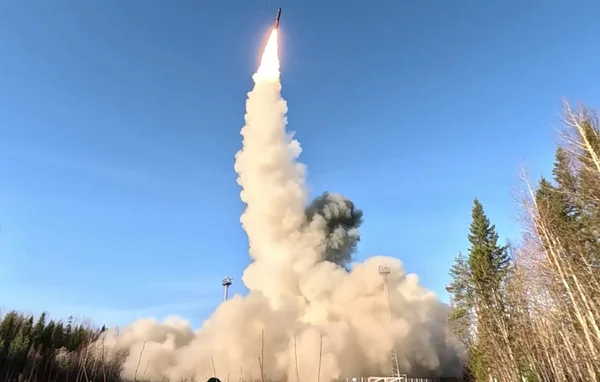 Lancement d'une fusée, illustrant le concept de lancement d'un intercepteur exoatmosphérique.