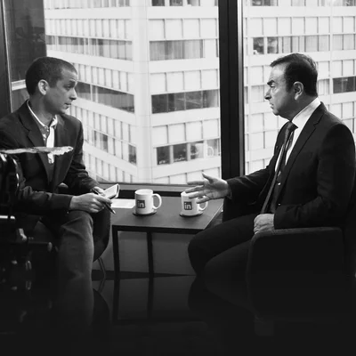 Deux hommes en costume lors d'un entretien filmé pour LinkedIn, 2014.