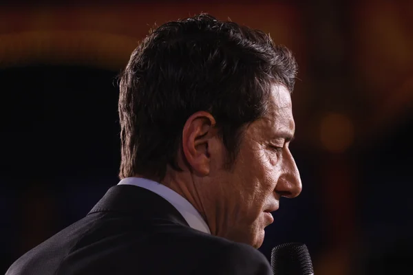 David Lisnard s'adressant à la presse, micro visible au premier plan.