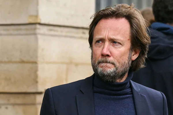 Boris Vallaud photographié en extérieur, vêtu d'un col roulé et d'une veste.