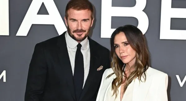 David et Victoria Beckham posant ensemble lors d'un événement officiel.