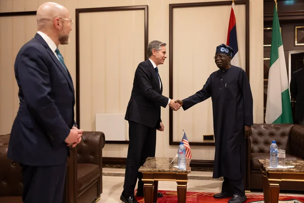 Antony J. Blinken et le président Bola Tinubu échangeant une poignée de main à Abuja en janvier 2024.