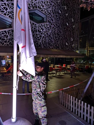 Un soldat suisse hisse le drapeau du CIO lors des cérémonies de remise des médailles aux Jeux olympiques de la jeunesse de Lausanne 2020.