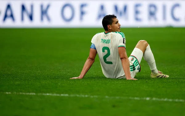 Le joueur Mario (numéro 2) assis sur la pelouse après le match Suisse-Algérie, critiqué par la presse algérienne.