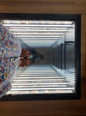 Effet visuel de sol miroir infini dans une exposition immersive