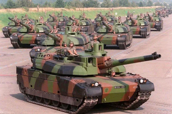 Chars AMX-30 français alignés lors d'un exercice, illustrant la puissance blindée de la France.