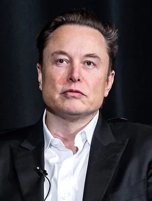 Elon Musk s'entretenant avec le lieutenant-général Richard Clark à l'Académie de l'Air Force américaine en 2022.