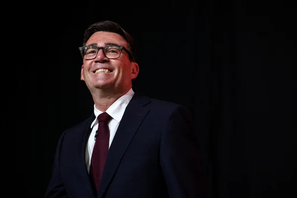 Andy Burnham s'exprimant lors d'un événement public.