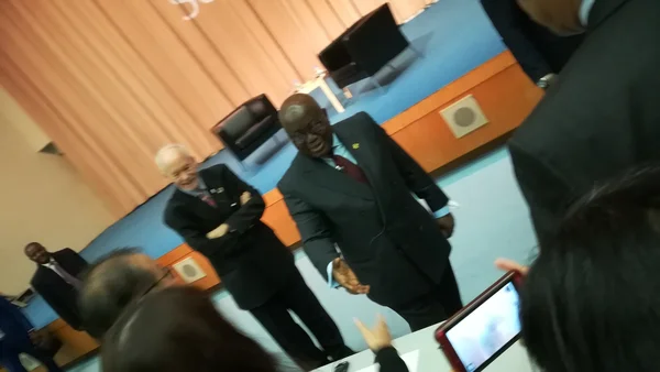 Le président Nana Akufo-Addo lors d'une rencontre diplomatique, prêt à échanger une poignée de main.