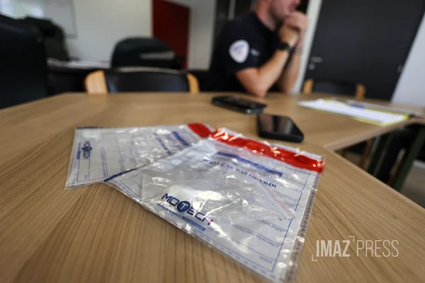 Sachets de preuve saisis par la police à Saint-Pierre, La Réunion, dans le cadre de l'enquête sur le 'dou'.