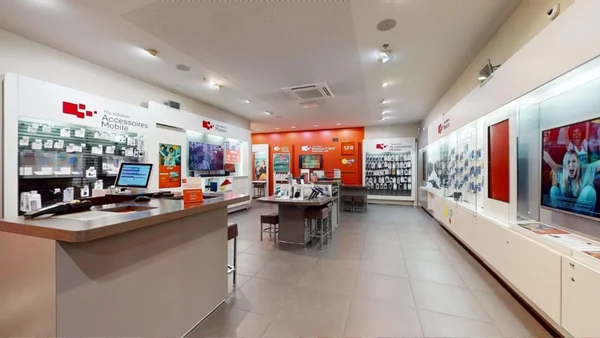 Boutique SFR à Saint-Lô, présentant l'univers mobile de l'opérateur.