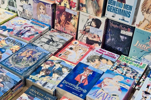 Une sélection de mangas exposés, illustrant la diversité des œuvres que le Daruma du Nouveau Manga entend promouvoir.
