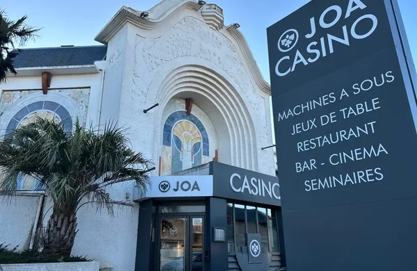 Façade Art déco d'un Casino JOA en Normandie.