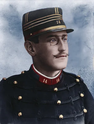 Portrait colorisé du capitaine Alfred Dreyfus en uniforme de l'armée française.
