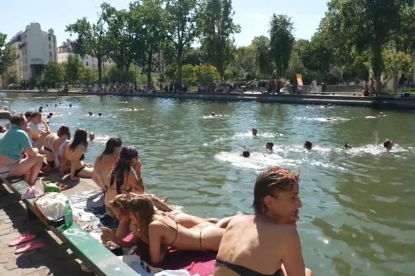Baigneurs et promeneurs sur les berges du canal Saint-Martin.