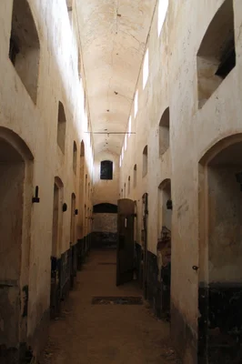 Intérieur du bagne historique de la Guyane française.