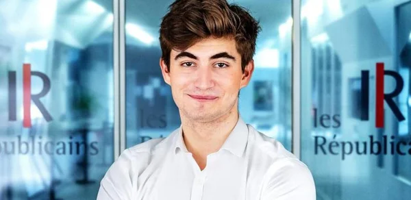 Guilhem Carayon, président des Jeunes Républicains, devant le logo du parti.