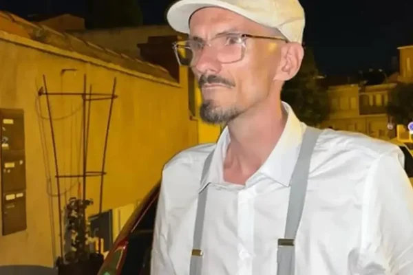 Safine, streameur jugé à Nice, photographié de nuit.