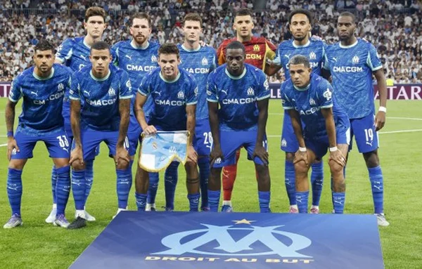 Photo d'équipe des joueurs de l'OM en maillot bleu.