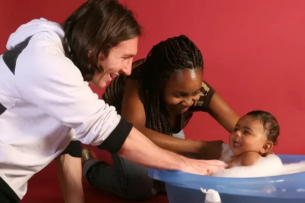 La photo de la séance de 2007 : un homme et une femme (probablement les parents) avec le bébé Lamine Yamal et Lionel Messi.