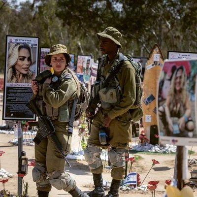 Soldats israéliens lors d'une commémoration près d'un mémorial de fortune.