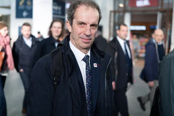 Christophe Fanichet, PDG évincé de SNCF Voyageurs, photographié dans une gare.