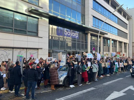 Salariés de Bayard mobilisés devant le siège du groupe.